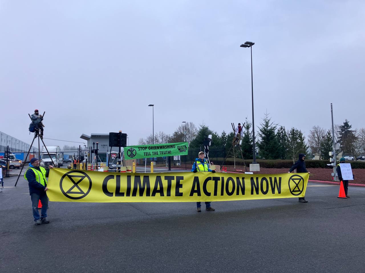Blockading Amazon BFI4 fulfillment center with tripods and banners